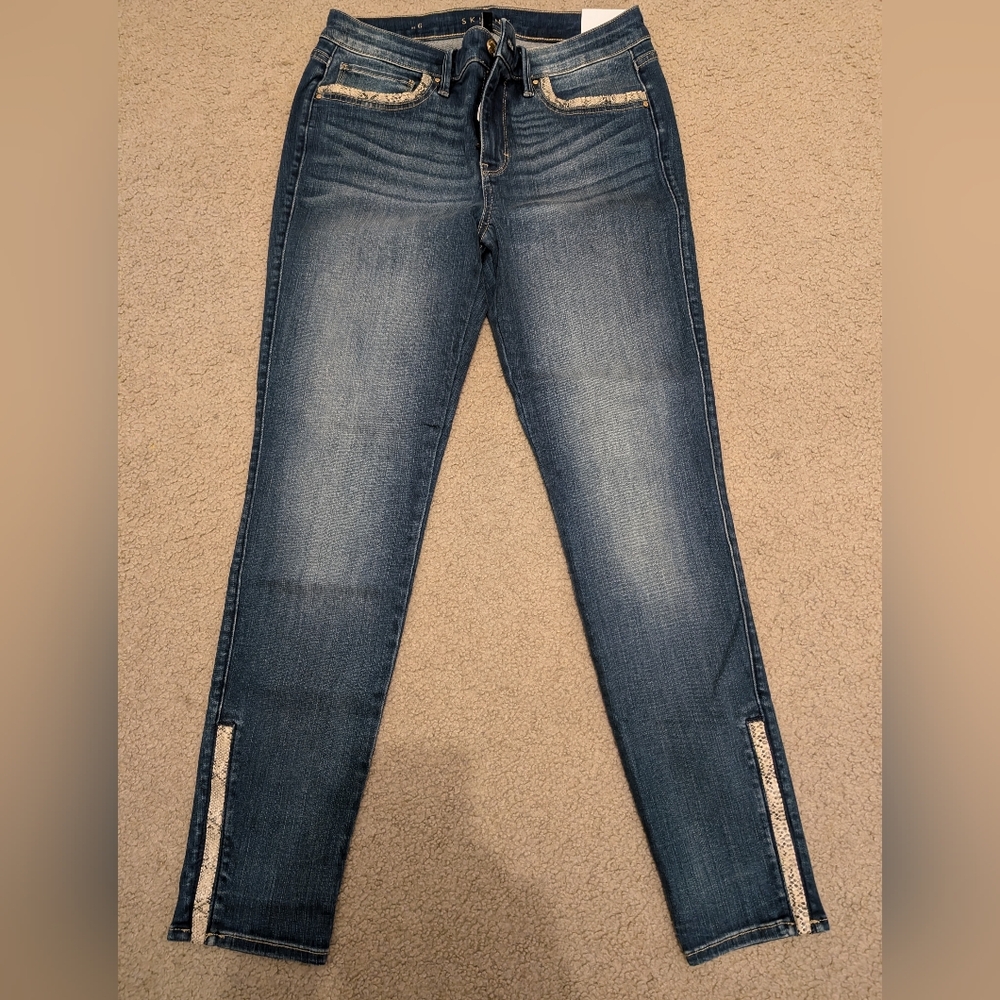 NWT! White house Black market Jeans. Very nice skinny ankle Jeans.